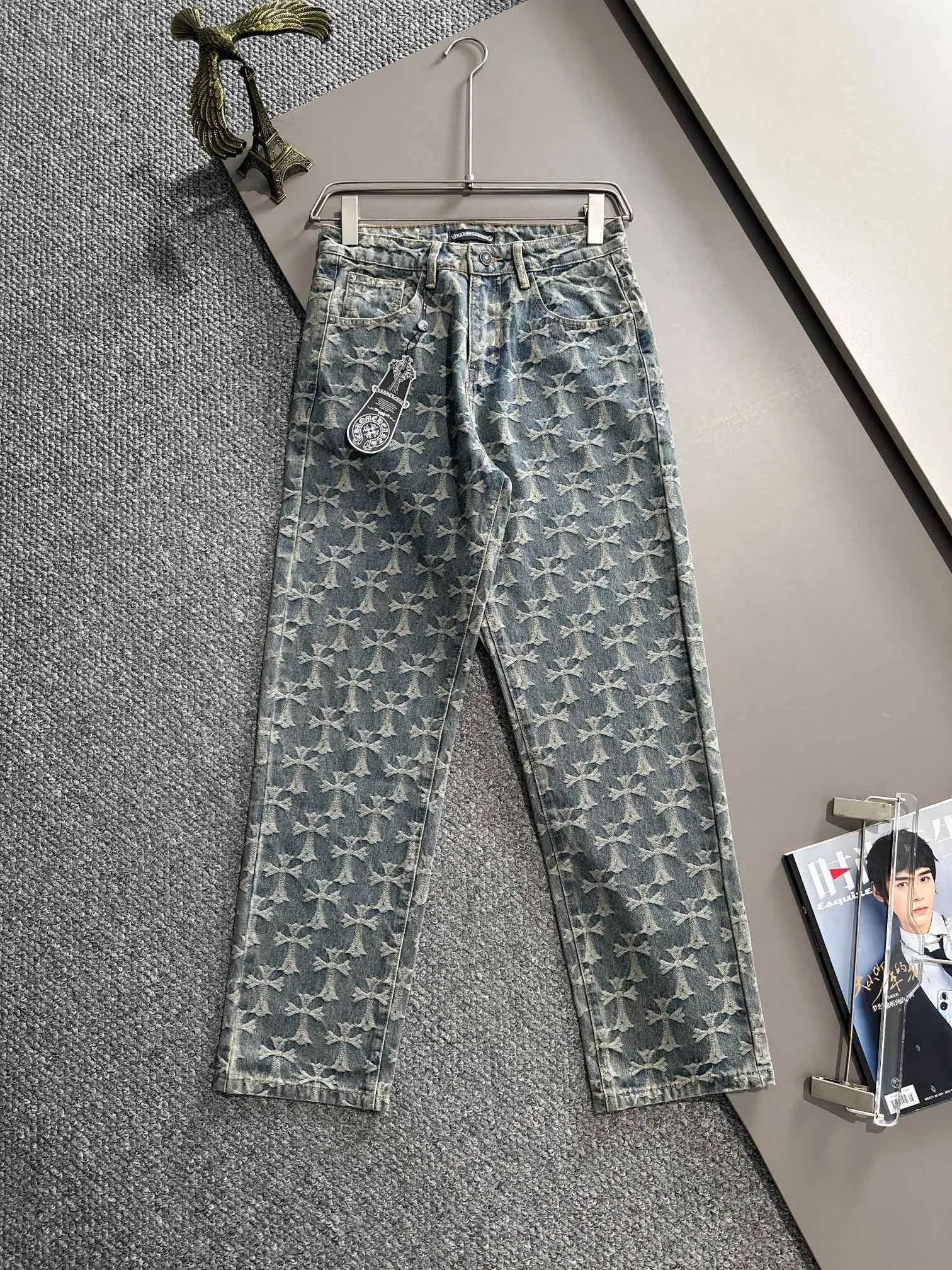 🅿️380 Croxin 2025 Four Seasons Classic Jeans Straight Trousers, the trend in the trend! Many fashion bloggers control the upper body. The water is woven from imported Japanese Denim plain cotton denim fabric. It has three standards. It is soft, delicate, comfortable and breathable. The color has a modern and fashionable vicissitudes. The upper body is versatile and fashionable! Light luxury, a must-have item for daily commuting! Size: M-3XL (please state your height and weight when placing an order)